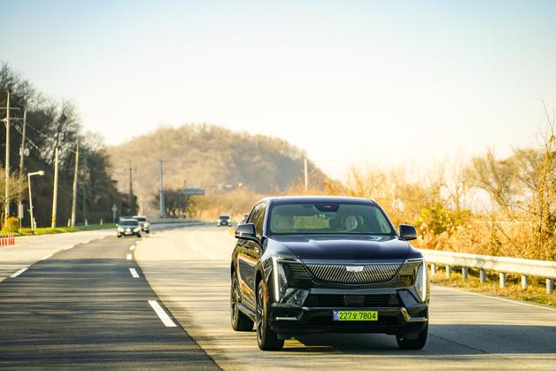 두 손 자유롭지만 딴짓은 어렵네…GM 슈퍼크루즈 직접 타보니