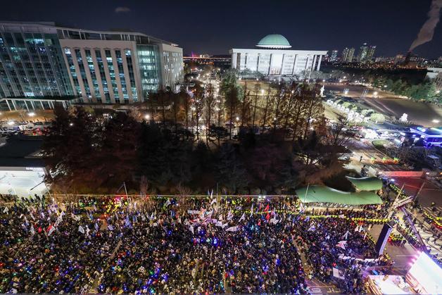 [뉴스1 PICK]이 대통령, '비상계엄 1년' 행진 경호 문제로 불참 결정