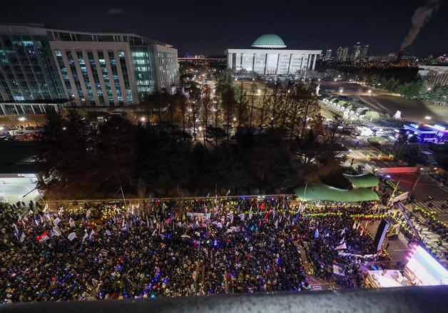 '비상계엄 1년' 국회 앞 다시 물들인 응원봉…"내란세력 완전 청산" 대행진