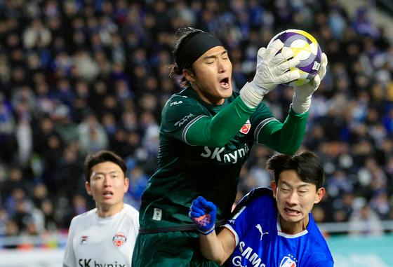 슈팅 17개+꽃가루+강추위 다 막은 김동준 "편안하게 즐겼다"