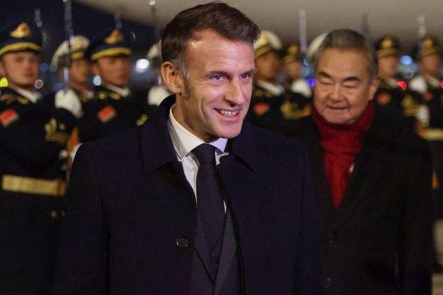 마크롱 "美, 영토 문제 관련 우크라 배신할 수도…젤렌스키 큰 위험"