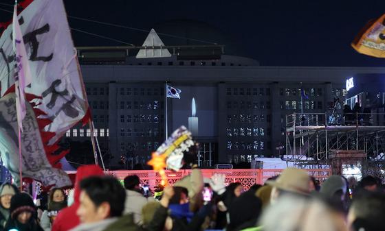 '계엄 1년' 주말 서울 곳곳 집회…"조희대 탄핵" vs "합법 계엄"