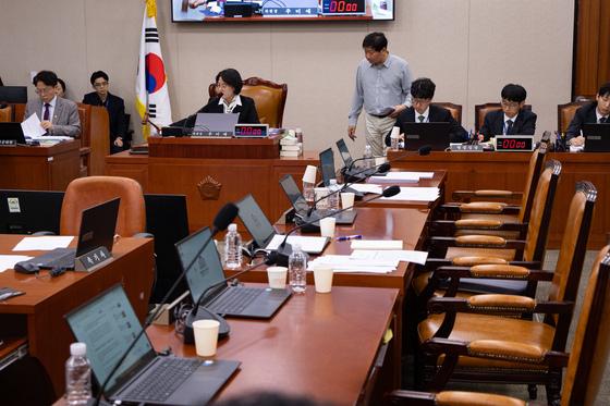 법사위 박차고 나온 국힘 "與 헌법 파괴 들러리 설 수 없어"