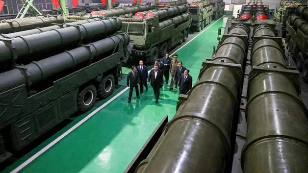 北, 내년 국방계획 핵심은 '핵+재래식 병진'…9차 당 대회 때 공표