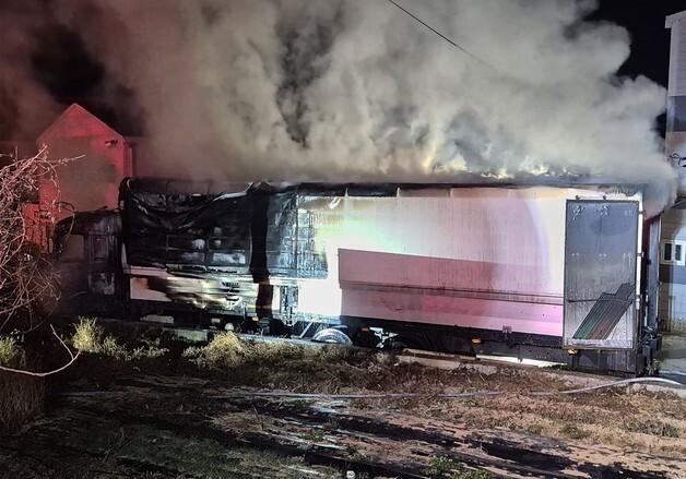 칠곡 주차된 화물차서 불…매트리스·안마의자 등 소실