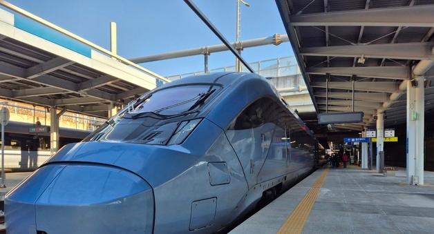"강릉~부산 3시간 50분 시대"…동해선 KTX 투입 첫날 표정