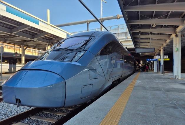 "강릉~부산 3시간 50분 시대 열렸다"…동해선 KTX 투입 첫날 표정