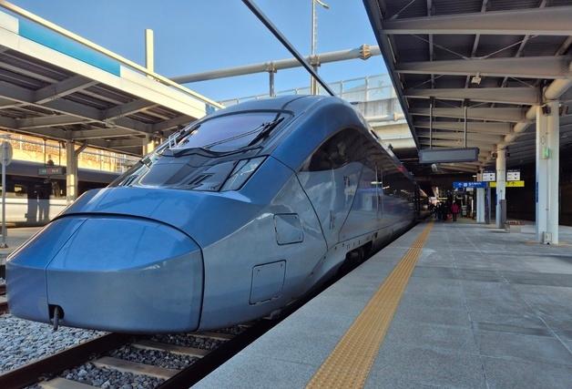 "강릉~부산 3시간 50분 시대"…동해선 KTX 투입 첫날 표정