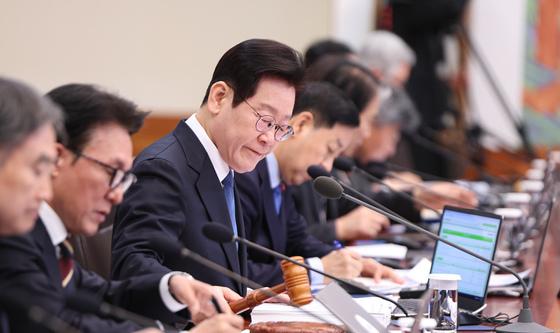 의사봉 두드리는 이재명 대통령