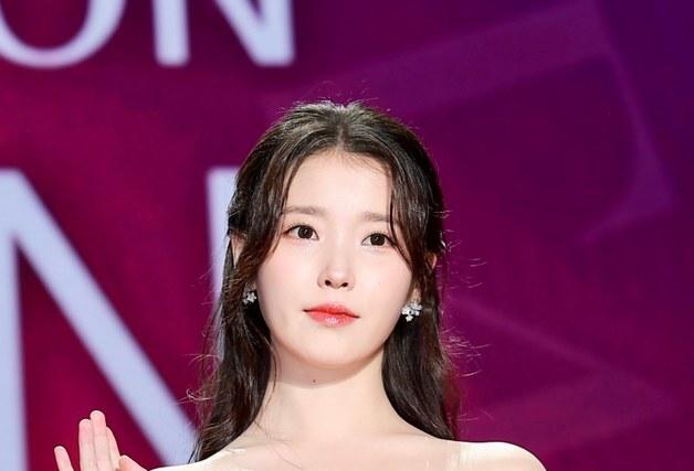 아이유 '2025 에이판 스타 어워즈' 대상…'폭싹 속았수다' 6관왕