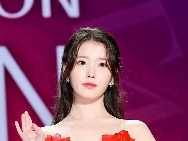 아이유 '2025 에이판 스타 어워즈' 대상…'폭싹 속았수다' 6관왕