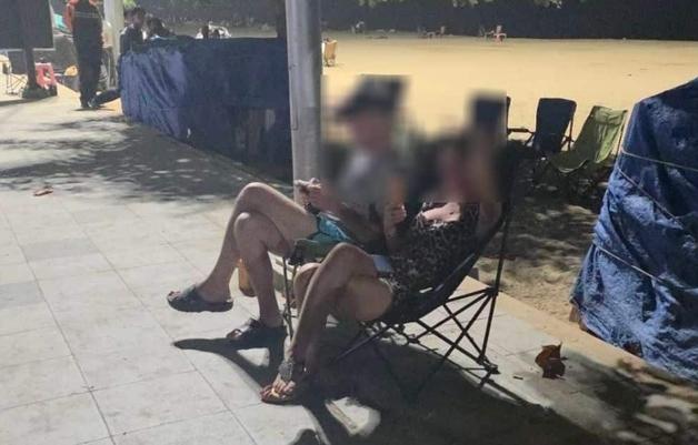 이혼 부부 다시 불붙었다…해변 캠핑 의자서 성행위, 결국 벌금