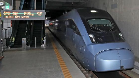 신해운대역에 정차하는 중앙선 KTX-이음