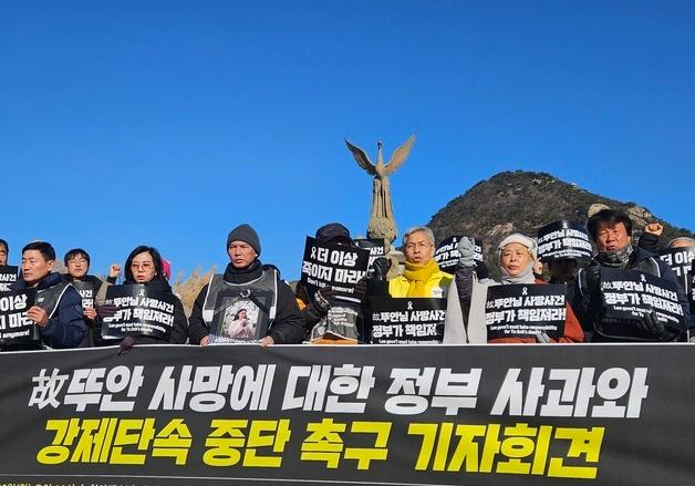 이틀째 청와대 앞 108배 한 故뚜안 아버지…"딸 죽음 억울하지 않게"