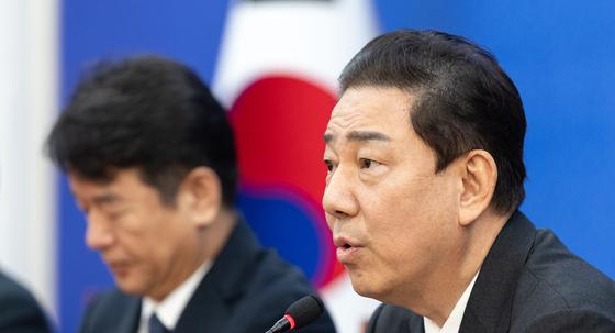 경찰, '김병기 금품수수 탄원' 前구의원 내일 소환 조사