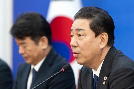 경찰, '김병기 금품수수 탄원' 前구의원 내일 소환 조사