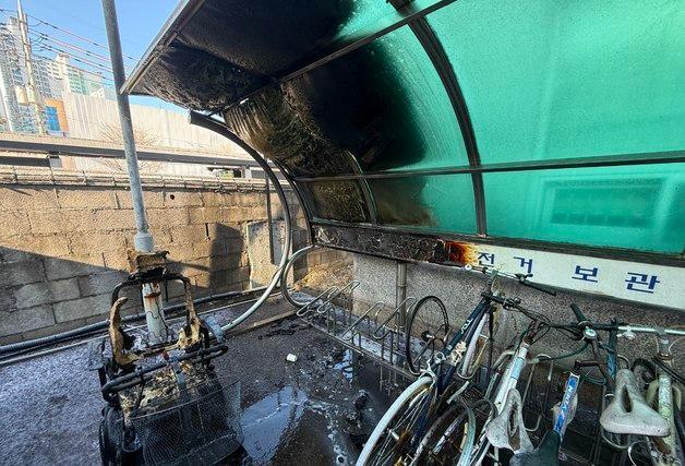 광명경찰서 외부 전동 휠체어서 화재…배터리 발화 추정