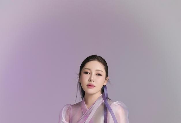 송가인, 2025년 커리어 하이…초동 신기록부터 교과서 등재까지