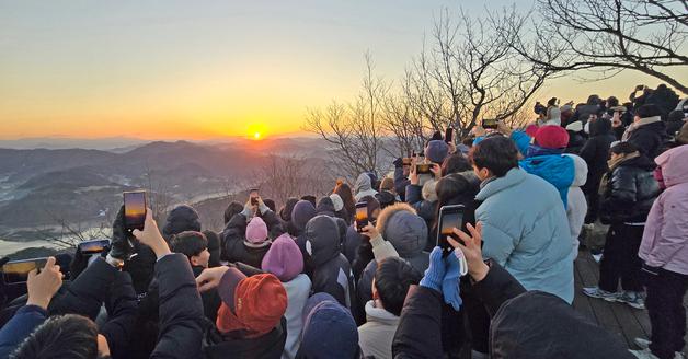"임실 국사봉서 새해 첫날 일출 보며 소원 빌어요"