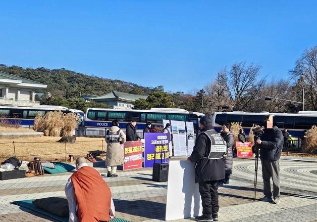 청와대 앞 돌아온 집회…"벌써 스트레스" "정치1번지 시위 당연" 분분