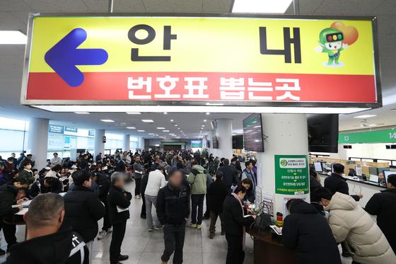 [뉴스1 PICK] 연말에 쏠린 운전면허 갱신…운전면허시험장 인산인해