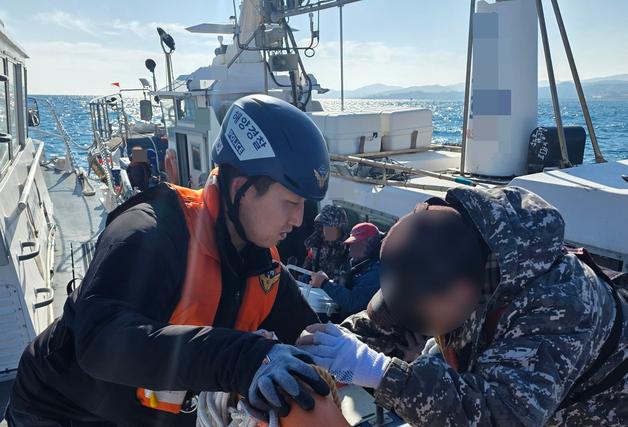 경주 인근 해상서 고장난 낚싯배 선장·승객 등 13명 해경에 구조