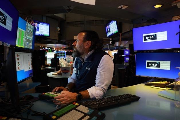 파월 소환장 발부, 지수선물 일제 하락…나스닥 0.69%↓(상보)