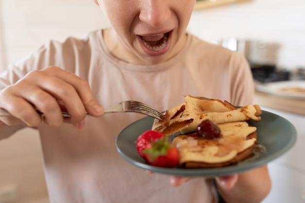 "모임에 '대식가' 아들 데려오는 친구…밥값 두 배 넘게 드는데, 돈 안 보탠다"