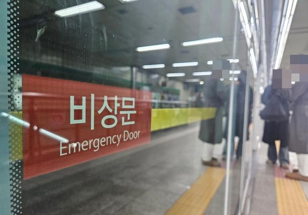 광고판이 비상문 2배…탈출구 부족한 서울 지하철