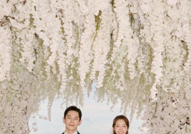 온주완♥민아, 발리 '극비' 결혼식 현장 공개…해변 예식장 눈길 [N샷]