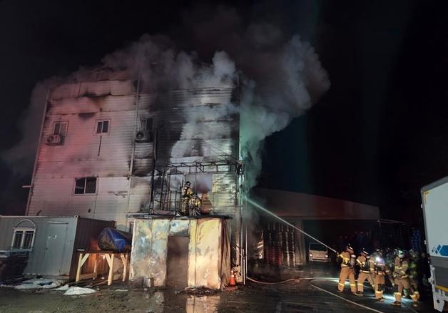 천안 유리 가공 공장서 불…2시간 18분 만에 꺼져