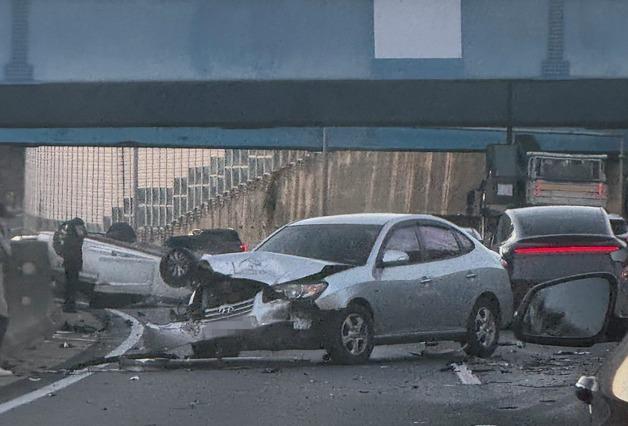 진주 남해고속도로서 4중 추돌…1명 부상