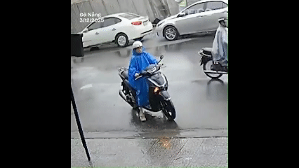 3일 베트남 다낭의 한 도로에서 싱크홀이 발생해 차량 2대가 빠지는 장면. (출처=VN익스프레스)