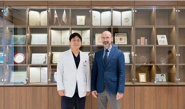 스페인 의료진, '한쪽 유륜 절개 로봇수술' 아인병원 방문