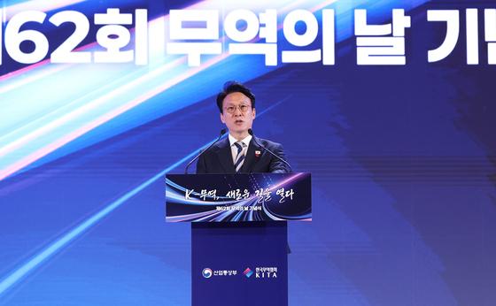 金총리 "150조 규모 국민성장펀드로 기업 혁신 뒷받침…전방위적 지원"