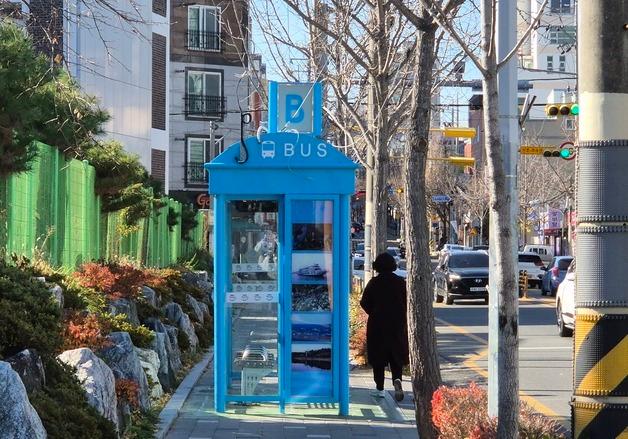 보도 70% 가로막은 '정류장'… 휠체어·노인 보행보조기는 어디로 가나