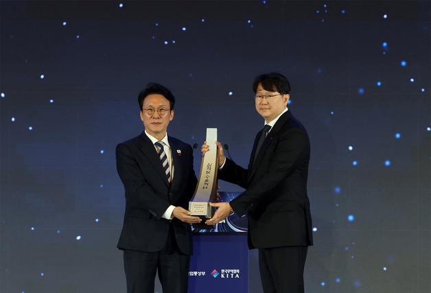 한미반도체, 3억불 수출의 탑 수상…HBM용 TC본더 기술력 입증