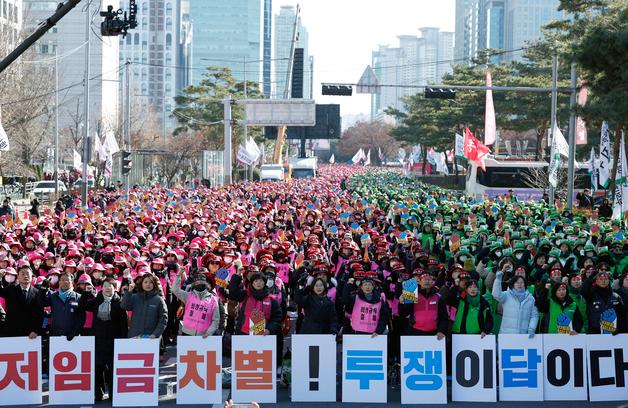 학교 비정규직 '총파업'…"비정규직 차별 해소, 정부·국회 응답하라"