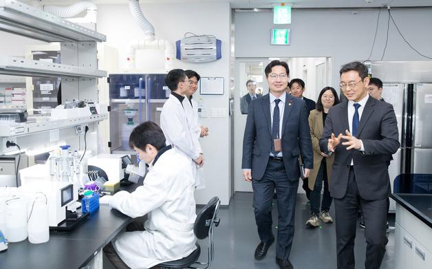 정부, K-바이오 '초 혁신 드라이브'…업계 "방향성 환영·실행력 주시"