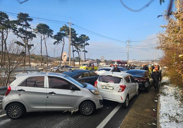 전북 고창 빙판길서 차량 8대 '쾅'…4명 병원 이송