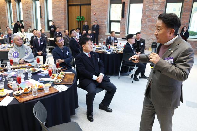 충북도 '무심회' 정기회의…인평원에 장학금 500만원 기탁