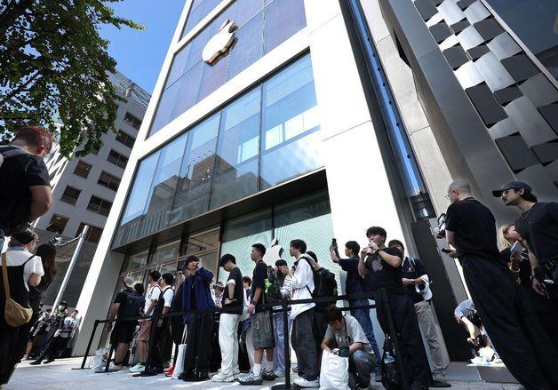 日스마트폰 시장서 '아이폰 입지' 흔들…"안드로이드폰 점유율 역전" 