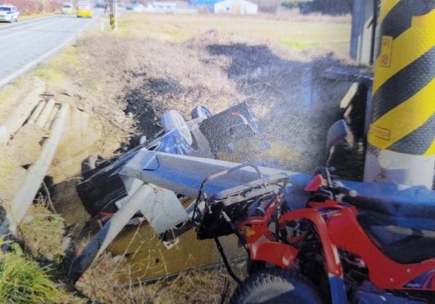 '오토바이 피하려다' 승용차 2m 난간 아래 추락…2명 다쳐