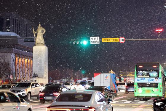실손보험 이어 자동차보험까지…새해 車보험료 1.5% 오른다