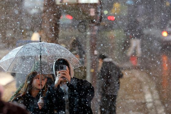 "첫눈, 밤새 빙판길로"…전국 영하권, 강풍에 체감온도 '뚝'[오늘날씨]