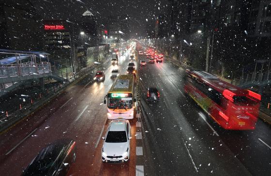 '최대 6.6㎝' 눈에 도로 '아수라장'…'9시간 최악 정체'도(종합)