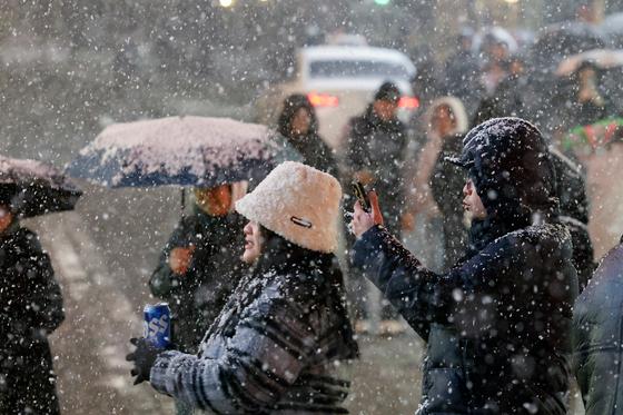'천둥·번개 동반 뇌설' 수도권에 첫 '대설 재난문자'…밤까지 최대 8㎝