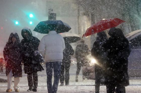 폭설에 서울 출근길 지하철 20회 증차, 버스 집중배차 30분 연장