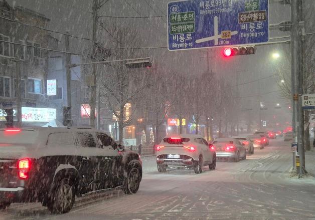 '시간당 1~3㎝' 경기 대부분 지역 대설주의보…퇴근길 '교통 정체' 몸살