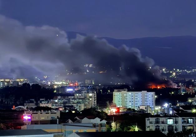 제주 자원순환시설 화재 초진…치솟는 검은 연기에 29건 신고 접수